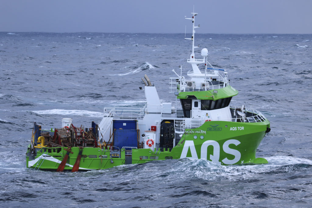 AQS Tor fotografert i sjøen utenfor Ålesund der den driver sørover. (Foto: Kystvakta/KV Bergen)